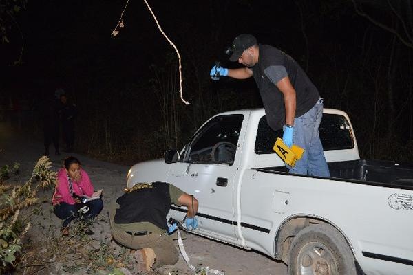 Peritos del Ministerio Público recaban indicios en el lugar donde ultimaron   a dos hermanos, uno de   ellos  agente de la PNC, en Santa Rosa.