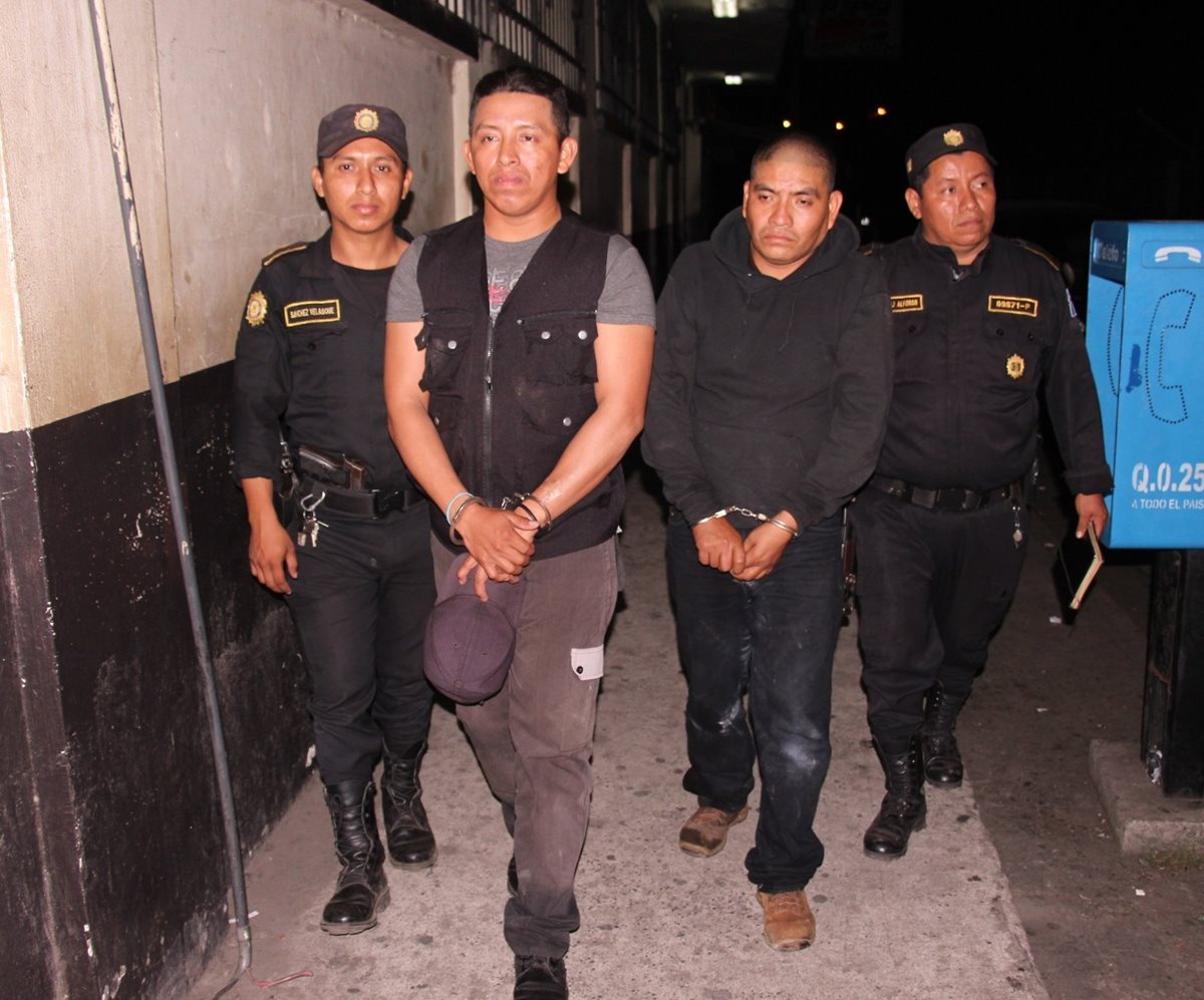 Los guardias de seguridad, capturados en Escuintla, son capturados por la PNC. (Foto Prensa Libre: Carlos E. Paredes)