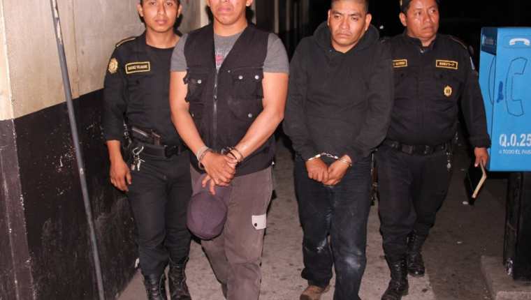 Los guardias de seguridad, capturados en Escuintla, son capturados por la PNC. (Foto Prensa Libre: Carlos E. Paredes)