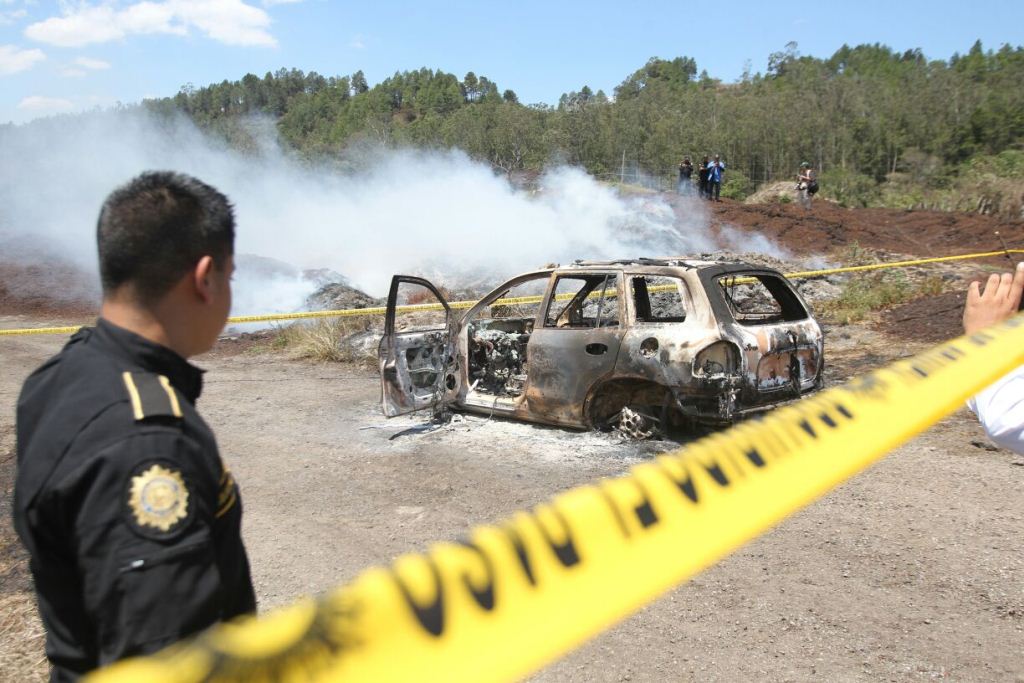 Vehículo en el que fueron localizados los dos cadáveres en Santa Rosa. (Foto Prensa Libre: Érick Ávila).