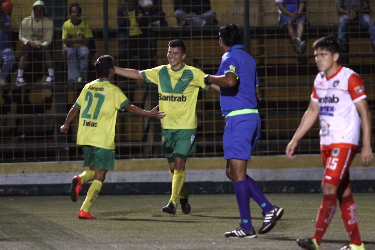 Kristian Guzman festeja con sus compañeros la apertua del marcador. (Foto Prensa Libre: Jesús Cuque)