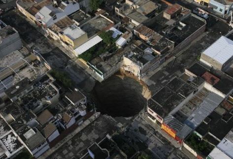 El hundimiento en la 11 avenida A y 6-04 se formó el pasado 29 de mayo tras el colapso de  un colector de aguas servidas. Foto Prensa Libre: Saúl Martínez)