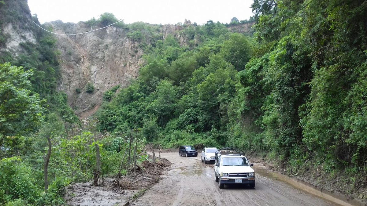 Las autoridades habilitaron el paso por el cerro Lec. (Foto Prensa Libre: Ángel Julajuj)