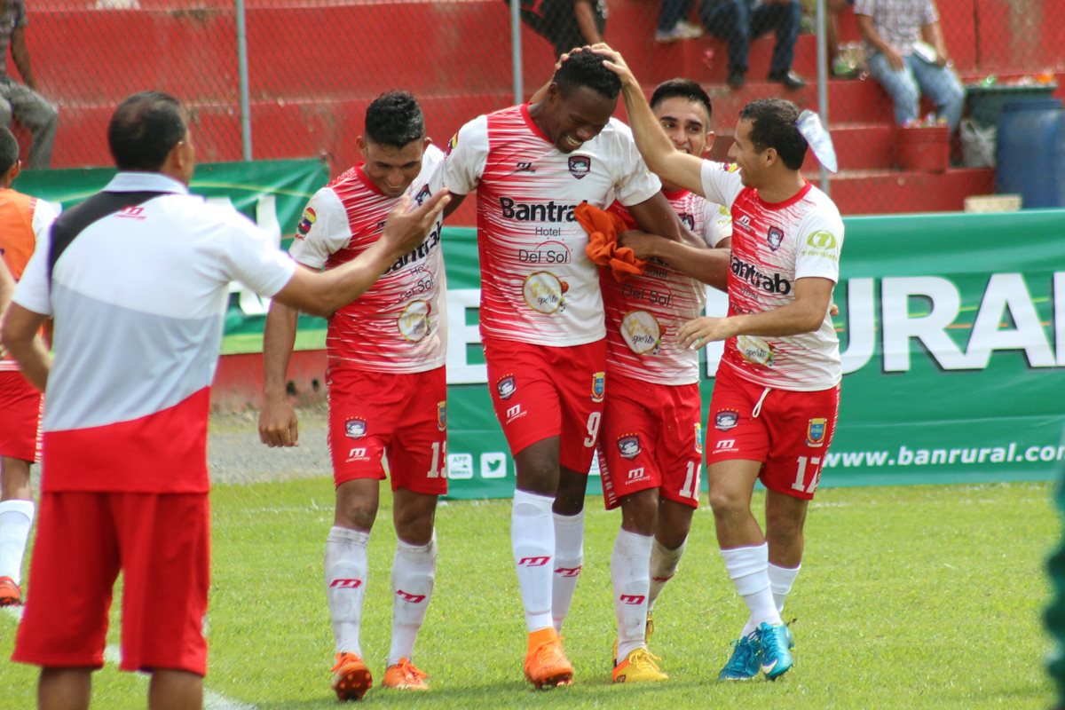 Carlos Asprilla (centro) es felicitado luego de anotar un gol para Mictlán contra Carchá. (Foto Prensa Libre: Eduardo Sam Chun).