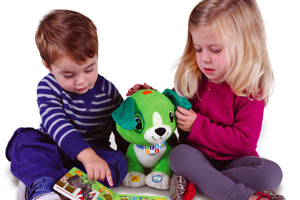 A los bebés de un año les encanta escuchar y ver imágenes en cuentos, trepar e imitar animales.