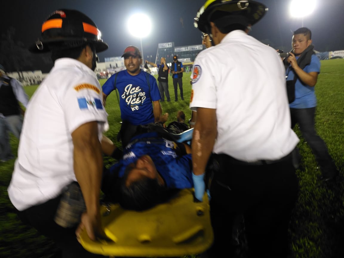 Una aficionada de Cobán Imperial resultó herida en los incidentes que se dieron en el estadio José Ángel Rossi después de la derrota de los cobaneros contra Guastatoya. (Foto Prensa Libre: La Red)