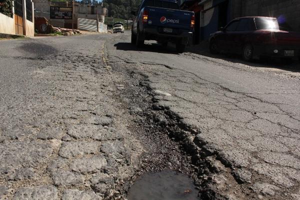 Tramo de  la carretera  que une a la ruta Interamericana con el área urbana de Sololá, el cual  está casi  intransitable. (Foto Prensa Libre: Ángel Julajuj)