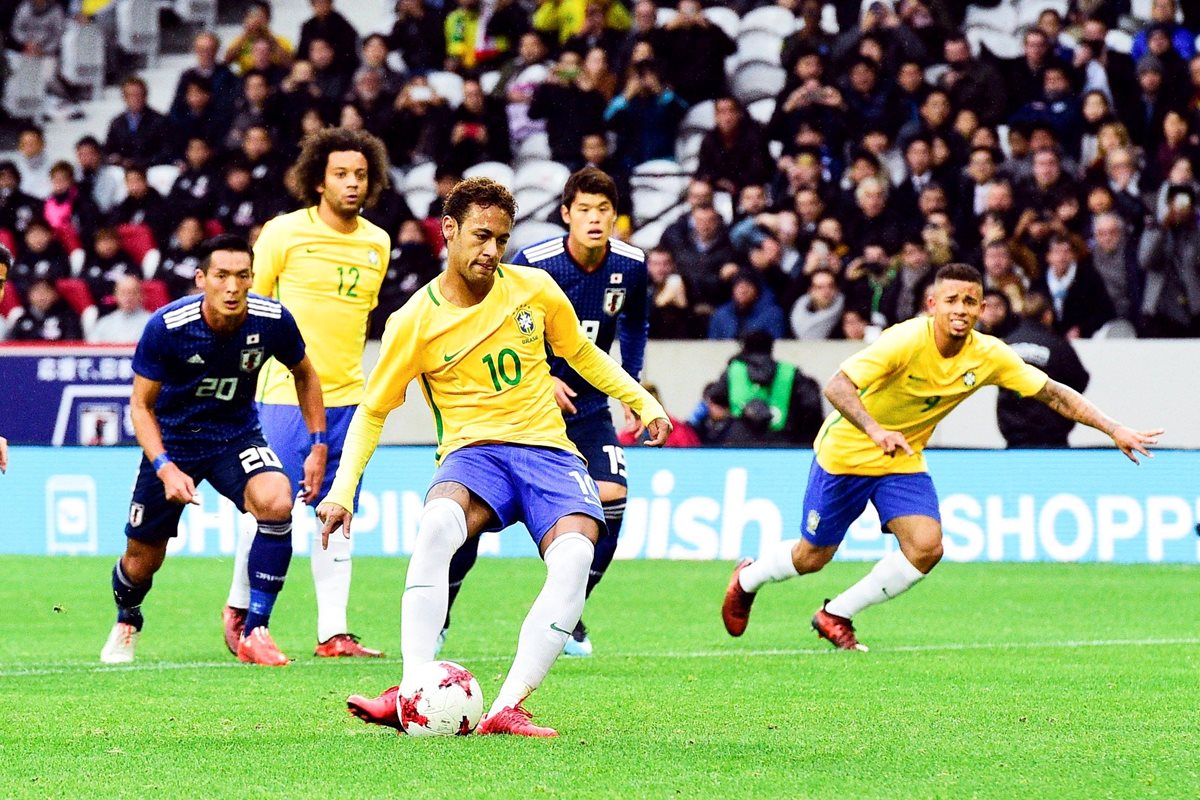 El jugador brasileño Neymar Jr. (c) marca el primer gol de su selección durante el partido amistoso celebrado entre Japón y Brasil en Lille. (Foto Prensa Libre: EFE)