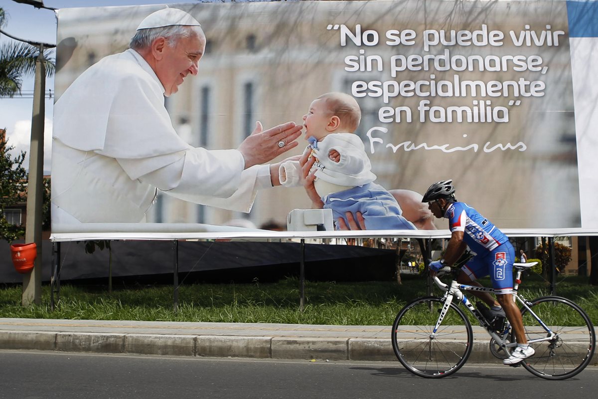 Una valla con la imagen del papa Francisco en Medellín, Colombia. (Foto Prensa Libre:EFE).