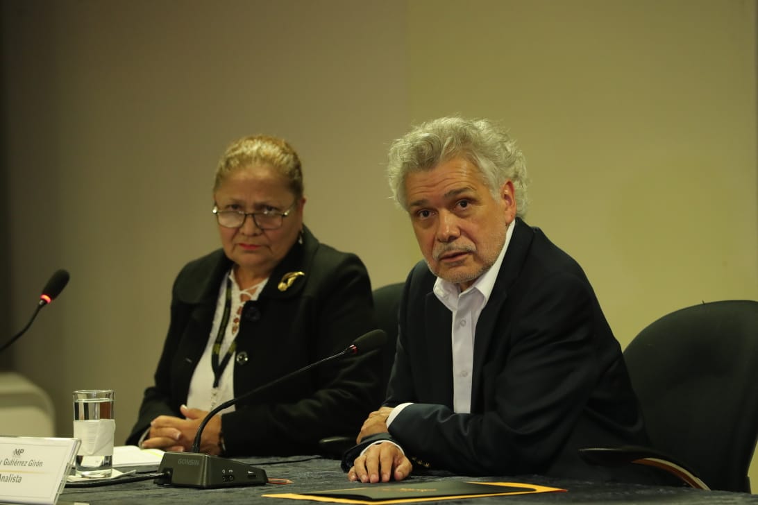 María Consuelo Porras, fiscal General, y Édgar Gutiérrez, excanciller, hablan en rueda de prensa sobre la reunión. (Foto Prensa Libre: Estuardo Paredes)