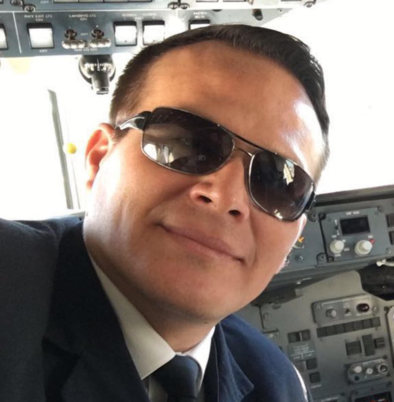 El piloto boliviano, Miguel Quiroga, comandaba el avión de la aerolínea Lamia que se estrelló hace una semana. (Foto Prensa Libre: EFE)