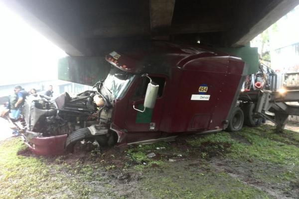 El cabezal del tráiler quedó bajo el puente que conduce a la USAC. (Foto Prensa Libre: ESTUARDO PAREDES)
