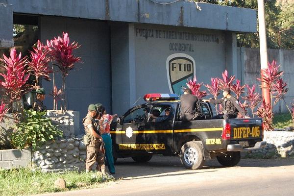 Un autopatrulla ingresa a uno de los capturados a la fuerza de tarea interinstitucional, en Coatepeque. (Foto Prensa Libre ) <br _mce_bogus="1"/>