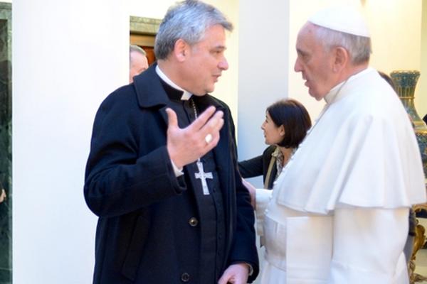 Konrad Krajewski y el papa Francisco, conversan en la ciudad del Vaticano. (Foto Prensa Libre: AFP)