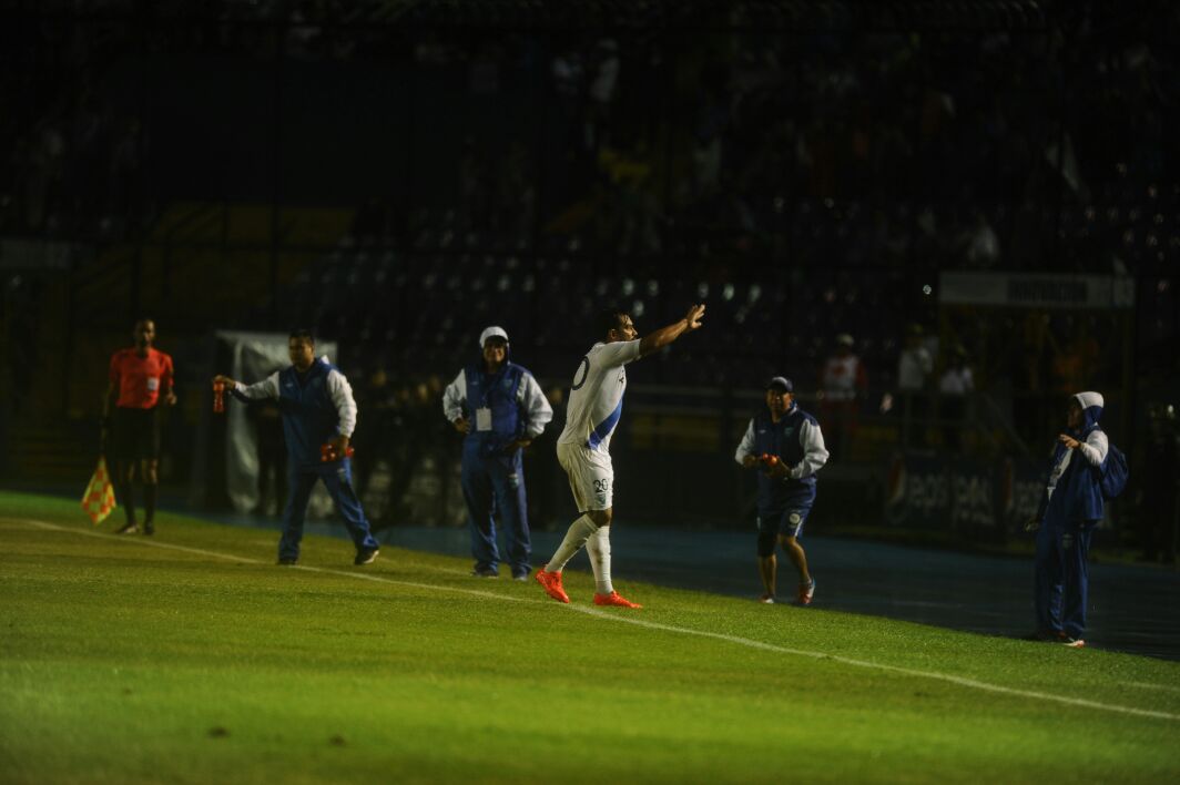 Carlos Humberto Ruiz celebra una de las tres anotaciones que ha conseguido contra San Vicente y Las Granadinas (Foto Prensa Libre: Francisco Sánchez)