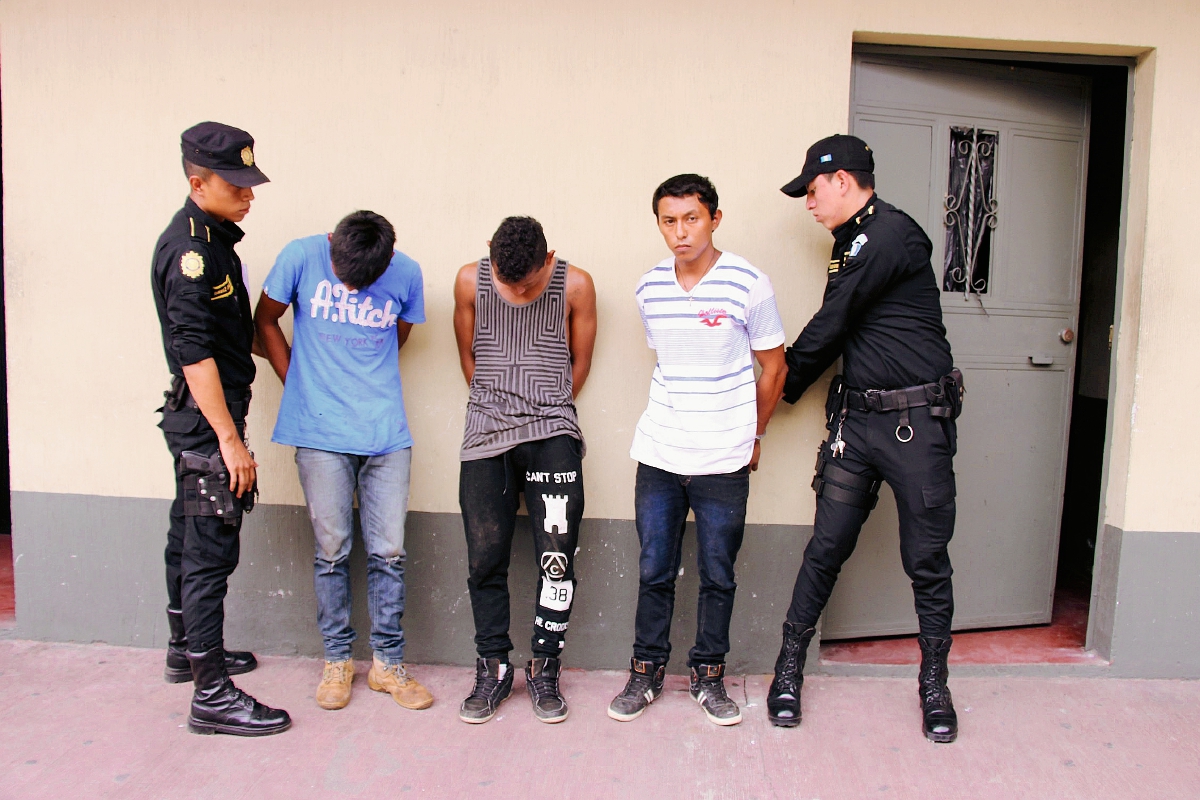 Los tres presuntos delincuentes fueron detenidos en la ruta antigua entre Escuintla y Palín. (Foto Prensa Libre: Enrique Paredes)