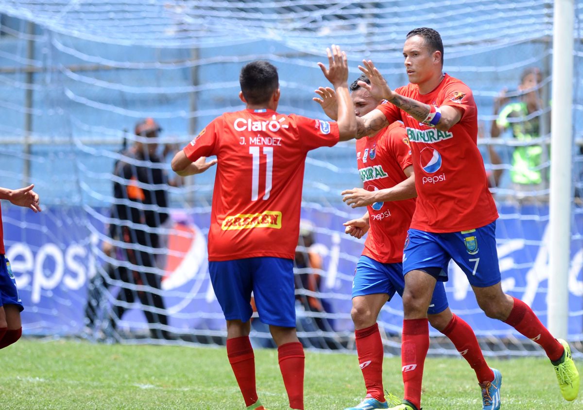 Blas Pérez marcó su segundo gol en el torneo con los rojos. (Foto Prensa Libre: Francisco Sánchez)