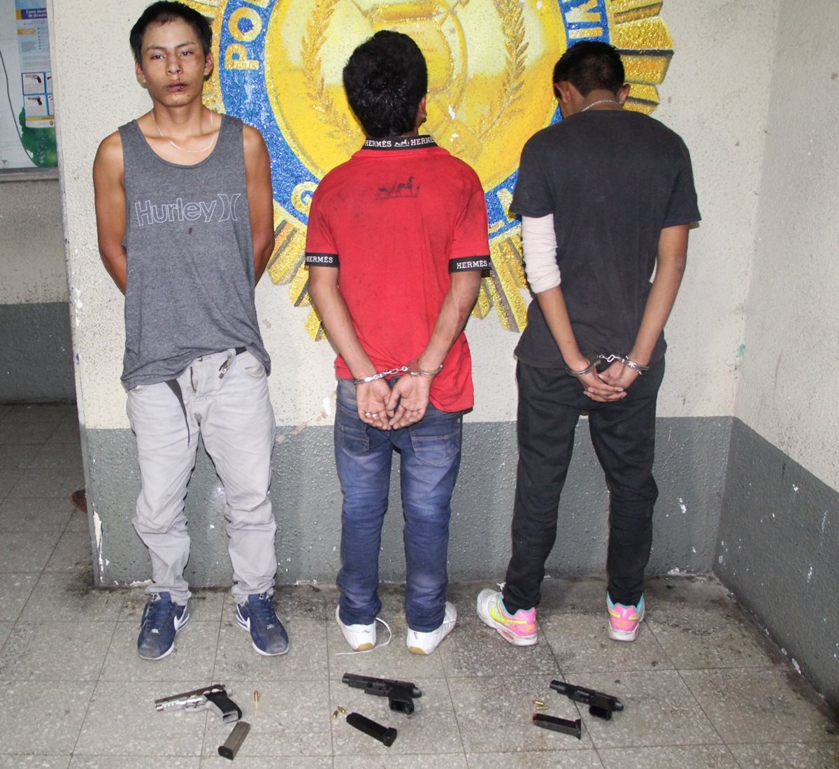Dos de los menores remitidos y un adulto capturado por disparar contra cuatro personas. (Foto Prensa Libre: PNC)