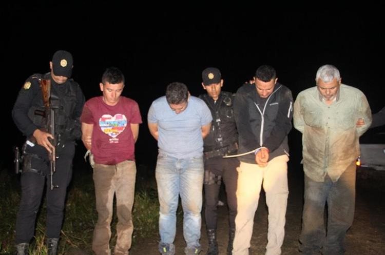 Cuatro hombres fueron capturados en Poptún, Petén, cuando intentaban abandonar una avioneta que aterrizó ilegalmente. (Foto Prensa Libre: PNC)