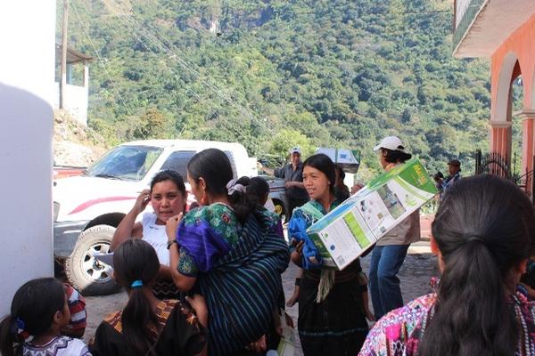 Campesina carga una bomba para fumigar, que le entregó la Fundación Castillo Córdova. (Foto Prensa Libre: Édgar Sáenz)
