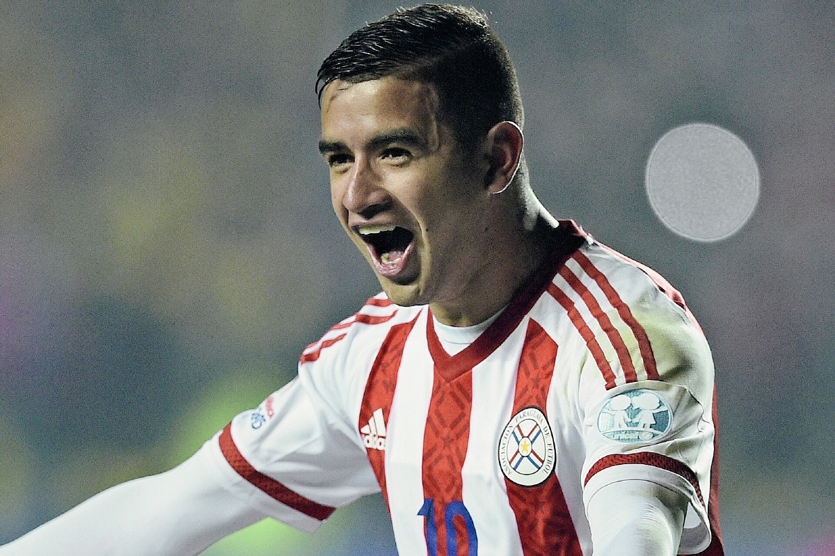 González celebra el gol de la clasificación de Paraguay ante Brasil. (Foto Prensa Libre: AFP)