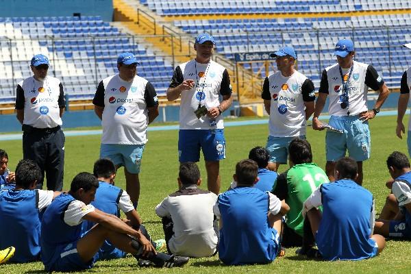 Iván Franco Sopegno —centro— habla con  jugadores tras el cierre del microciclo de trabajo que efectuaron esta semana. (Foto Prensa Libre: Óscar Felipe)