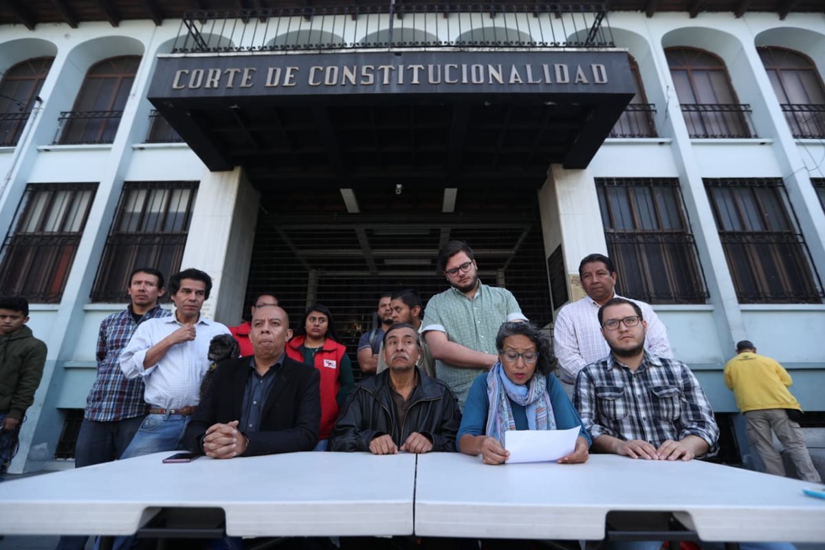 Integrantes de los grupo de la sociedad civil que ha denunciado la intención de pretender expulsar a los investigadores de la Cicig. (Foto Prensa Libre: Esbin García)