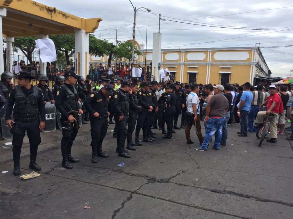 Fuerzas de seguridad permanecen en el lugar de la protesta en Escuintla, como medida de prevención. (Foto Prensa Libre: Enrique Paredes).
