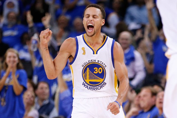 Stephen Curry festejó a lo grande en el regreso de la NBA. (Foto Prensa Libre: AP)