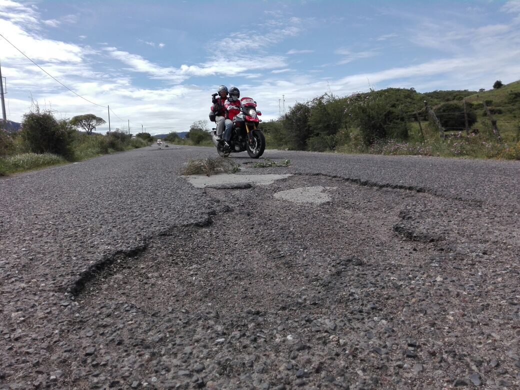 Los ciclistas tenían que esquivar los "obstáculos" en las carreteras en las que pasó la tercera etapa de la Vuelta. (Foto Prensa Libre: Jorge Ovalle)