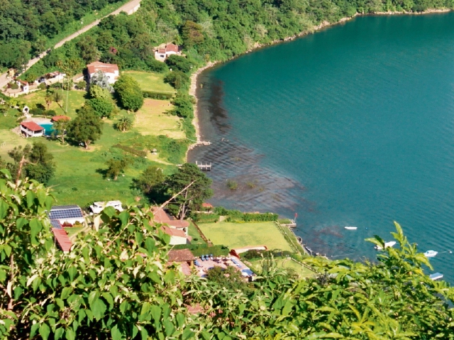 Autoridades han comenzado acciones también en el lago de Atitlán para evitar mayor contaminación por aguas residuales. (Foto Prensa Libre: Édgar René Sáenz)
