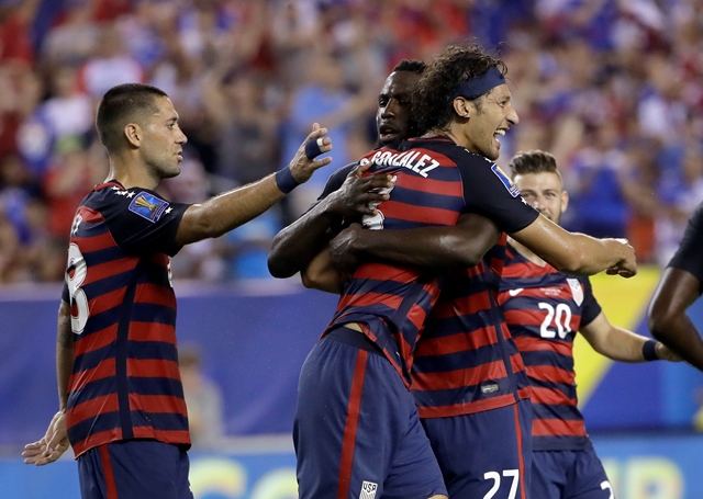Omar Gonzáles en el minuto 41 festejó uno de los goles de Estados Unidos. (Foto Prensa Libre: AFP)