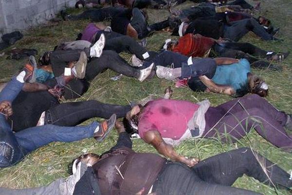 Imagen muestra cuerpos de unos 72 inmigrantes masacrados en  México, en   San Fernando, Tamaulipas, el 25  de agosto de 2010. (Foto Prensa Libre:   ARCHIVO)