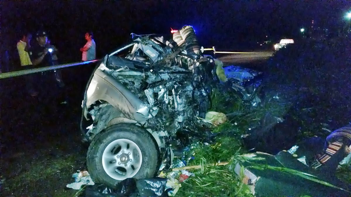 El vehículo en el que viajaba la familia salvadoreña quedó totalmente destruído. (Foto Prensa Libre: Alexander Coyoy)