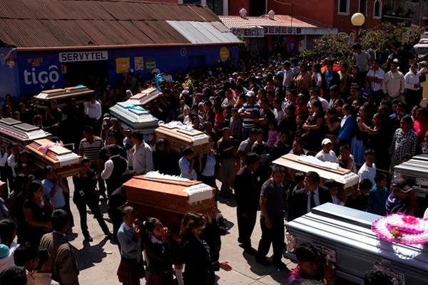 Diez miembros de una familia fueron inhumados este viernes en San Cristóbal Cucho, San Marcos, al fallecer por el terremoto que azotó Guatemala. (Foto Prensa Libre: AP)<br _mce_bogus="1"/>