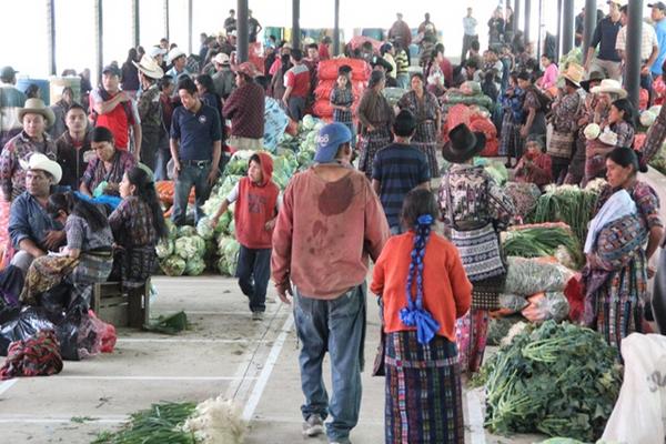 Área de venta en el interior del mercado de mayoreo de Sololá. (Foto Prensa Libre: Ángel Julajuj)<br _mce_bogus="1"/>