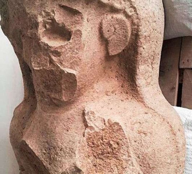 La cabeza y torso parecen haber sido desfigurados de manera ritualista. TAYINAT ARCHEOLOGICAL PROJECT