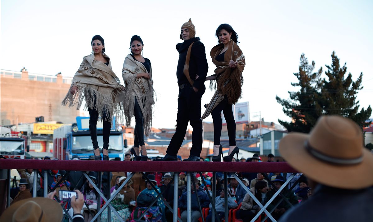 <em>Modelos indígenas exhiben las piezas elaboradas con lana de alpaca y llama, en La Paz, Bolivia. (Foto Prensa Libre: AP).</em>
