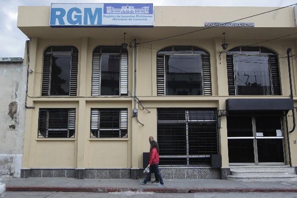 Fachada del edificio del Registro de Garantías Mobiliarias, que lleva a cabo un cómputo de los bienes de las empresas, para optar a préstamos. (Foto Prensa Libre: Edwin Bercián)