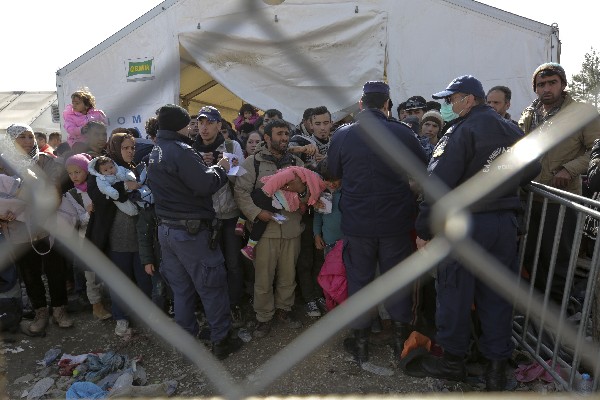 <span class="hps">Grupo de refugiados</span><span class="hps"> esperan</span> <span class="hps">entrar a</span> <span class="hps">Macedonia</span>.(Foto Prensa Libre: AFP)