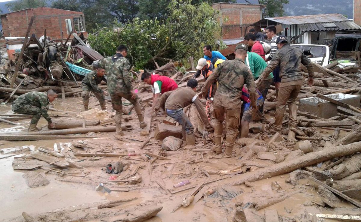 Decenas de soldados y policías trabajan en el lugar de la tragedia para rescatar a heridos y cuerpos de fallecidos. (Foto Prensa Libre: AP) 