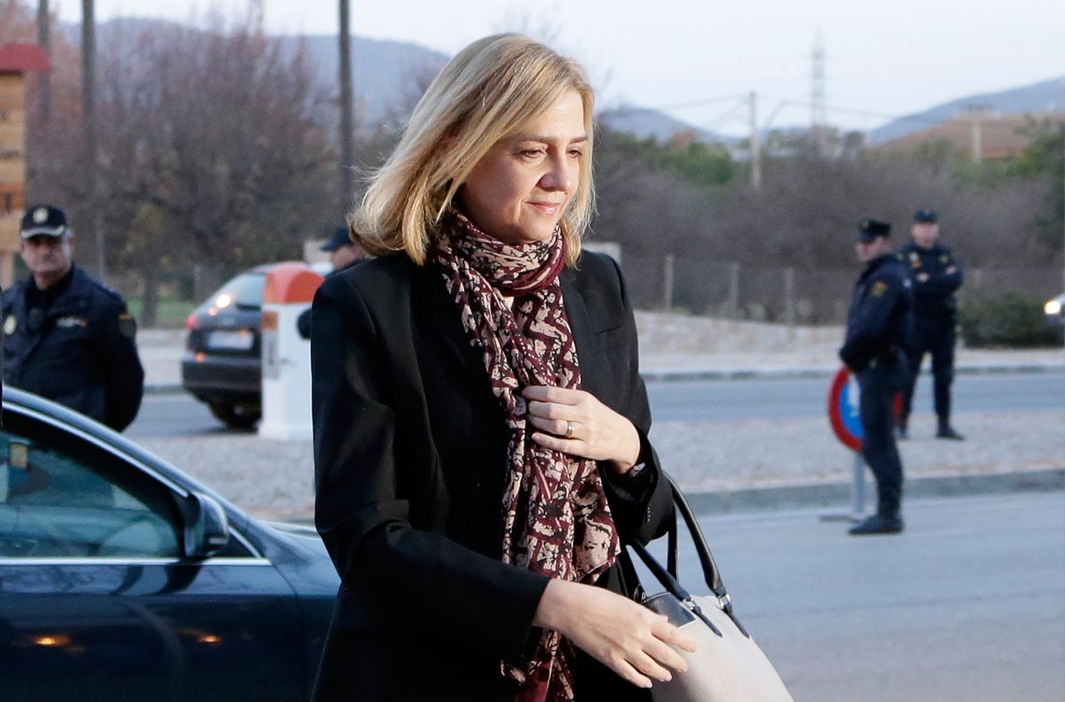 La infanta Cristina es acusada de no declarar como ingresos unos gastos personales pagados por una empresa inmobiliaria. (Foto Prensa Libre: AP).