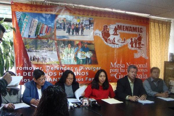 Activistas hacen la solicitud del TPS.