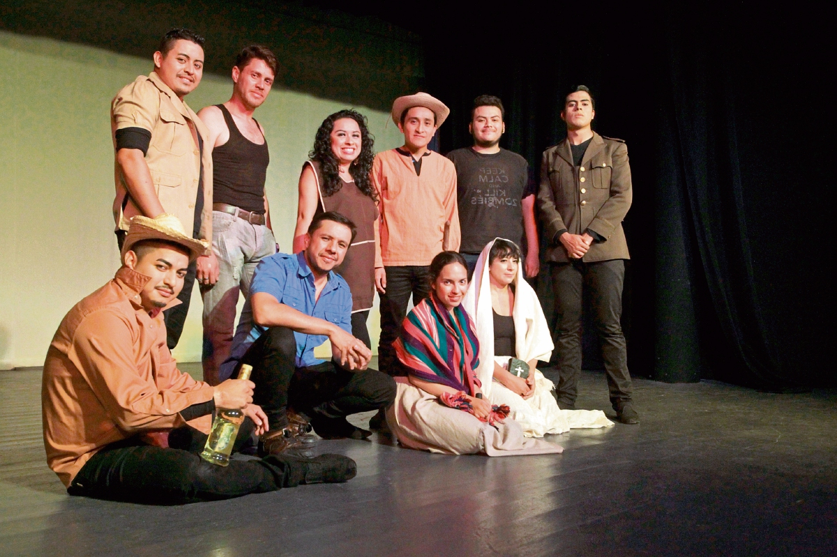 El elenco ofrece una vista diferente de la obra del literato guatemalteco. (Foto Prensa Libre: Ángel Elías)