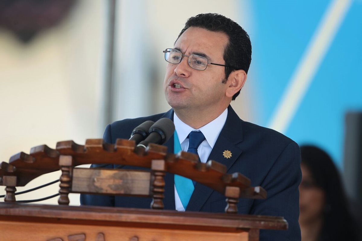 Morales dio su discurso por la celebración de los 145 años del Ejército. (Foto Prensa Libre: Álvaro Interiano)