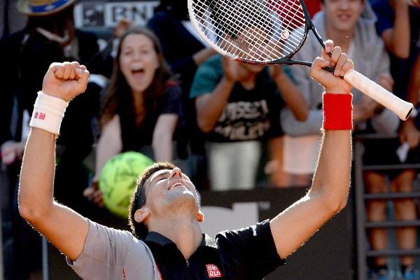 El serbio Novak Djokovic gana el Abierto de Roma, frente al español Rafael Nadal. (Foto Prensa Libre: EFE)