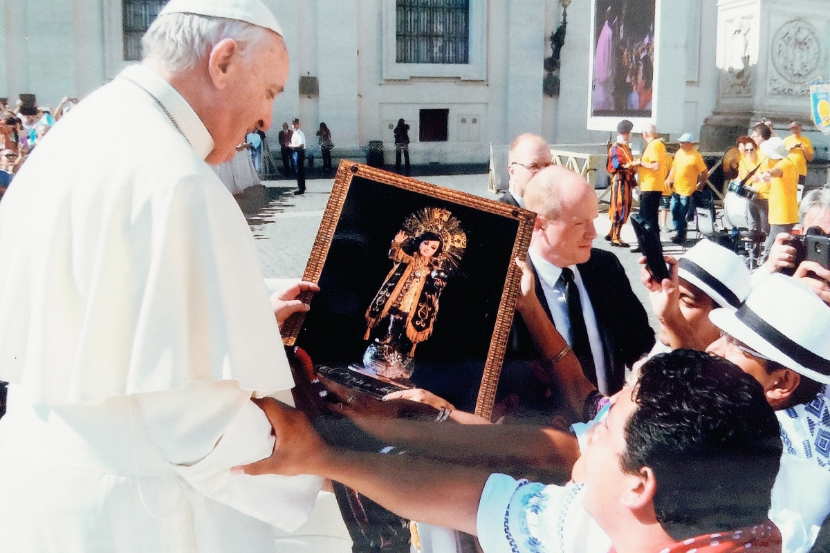 El papa Francisco recibe una imagen del Niño del Santísimo, de parte de artistas quetzaltecos que viajaron a la Ciudad del Vaticano. (Foto cortesía de elQuetzalteco)