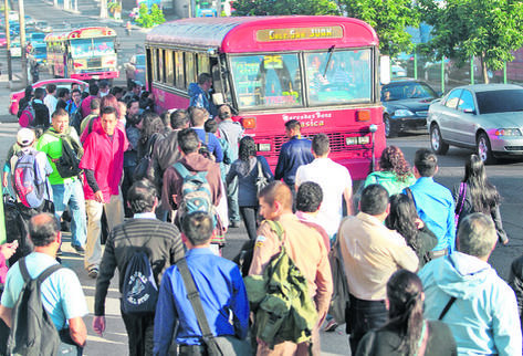 La falta  de buses en las rutas de la capital origina sobrecarga en las unidades del transporte público. (Foto Prensa Libre: Archivo)
