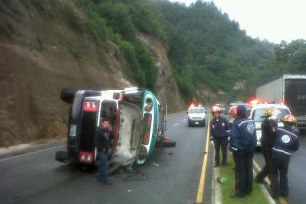 Bus vuelca en km 170 de la ruta Interamericana. (Foto: CBMD)