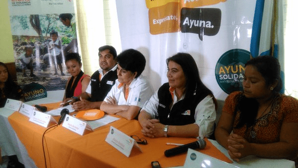 Representantes de World Vision Guatemala hacen el llamado al ayuno solidario. (Foto Prensa Libre: Geldi Muñoz)